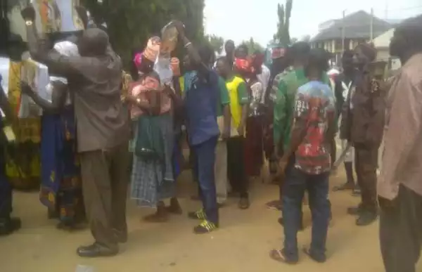 Delta community besiege Deputy Governor’s office over alleged imposition of candidate by council chairman [PHOTOS]
